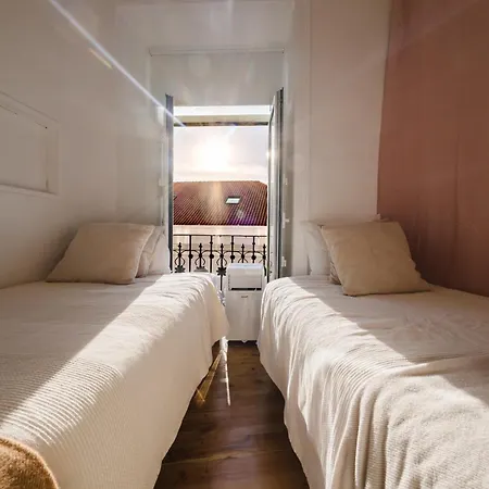 New & Improved 41br Riverfront Apartment